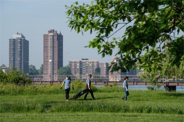 密歇根关怀旅游组织的志愿者在贝尔岛公园收集垃圾.