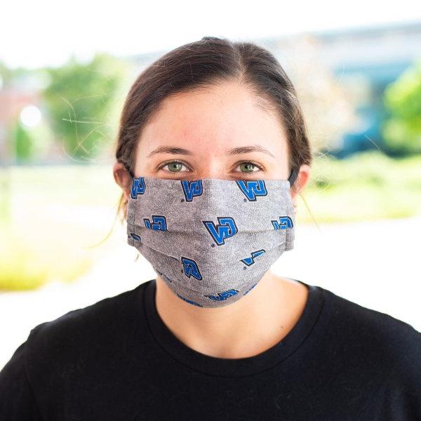 Student in GVSU face mask.